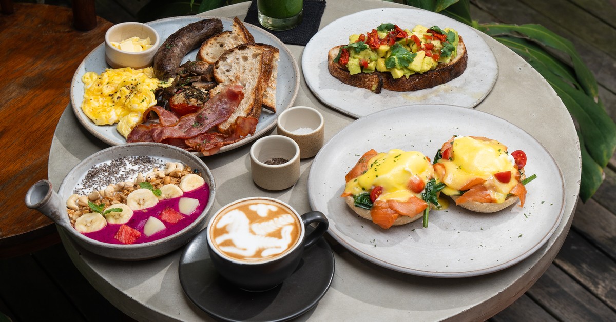brunch spread at FLOCK Bali in Ubud — eggs benny, avo toast and acai bowl